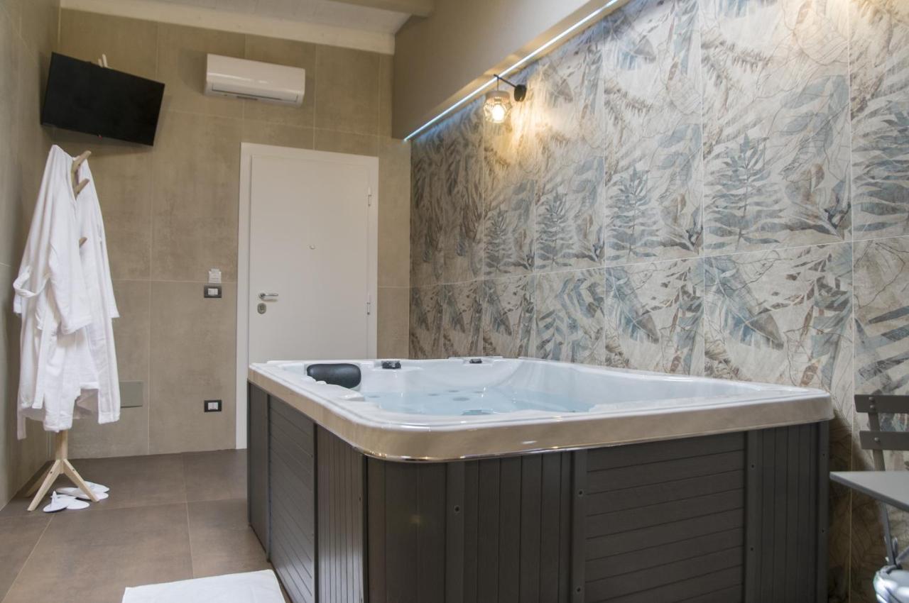 Suite 18 Luxury Apartments 바리 외부 사진