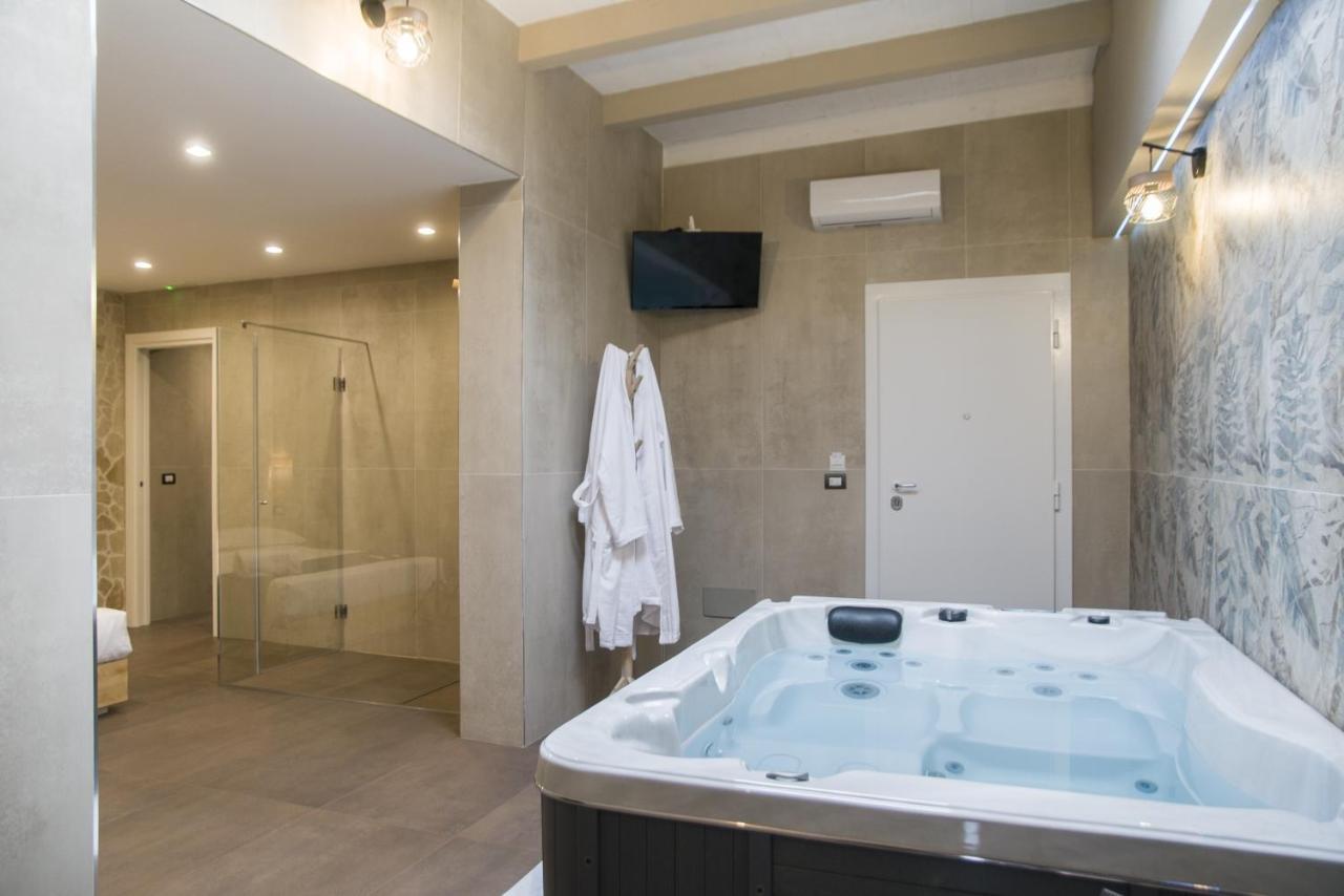 Suite 18 Luxury Apartments 바리 외부 사진