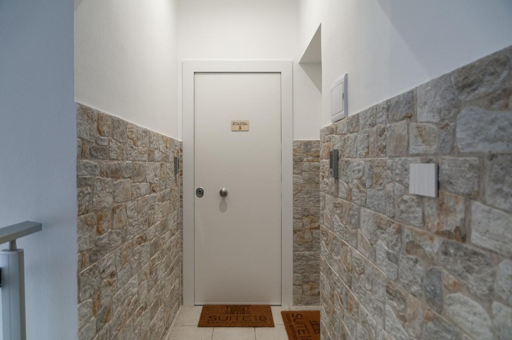 Suite 18 Luxury Apartments 바리 외부 사진